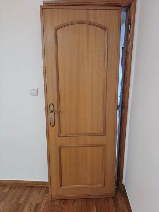 Portas de madeira maciça castanhas