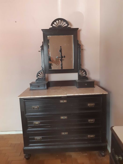 Cómoda antiga com espelho