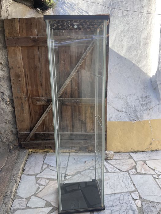 Vitrine com prateleiras