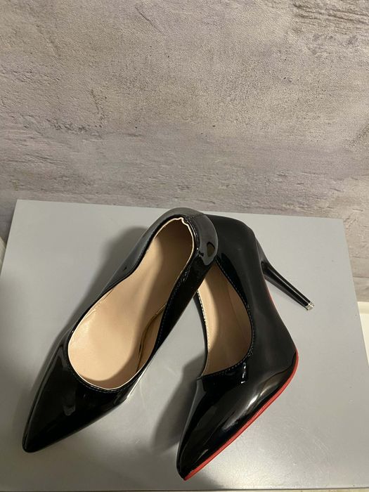 czarne szpilki lakierowane