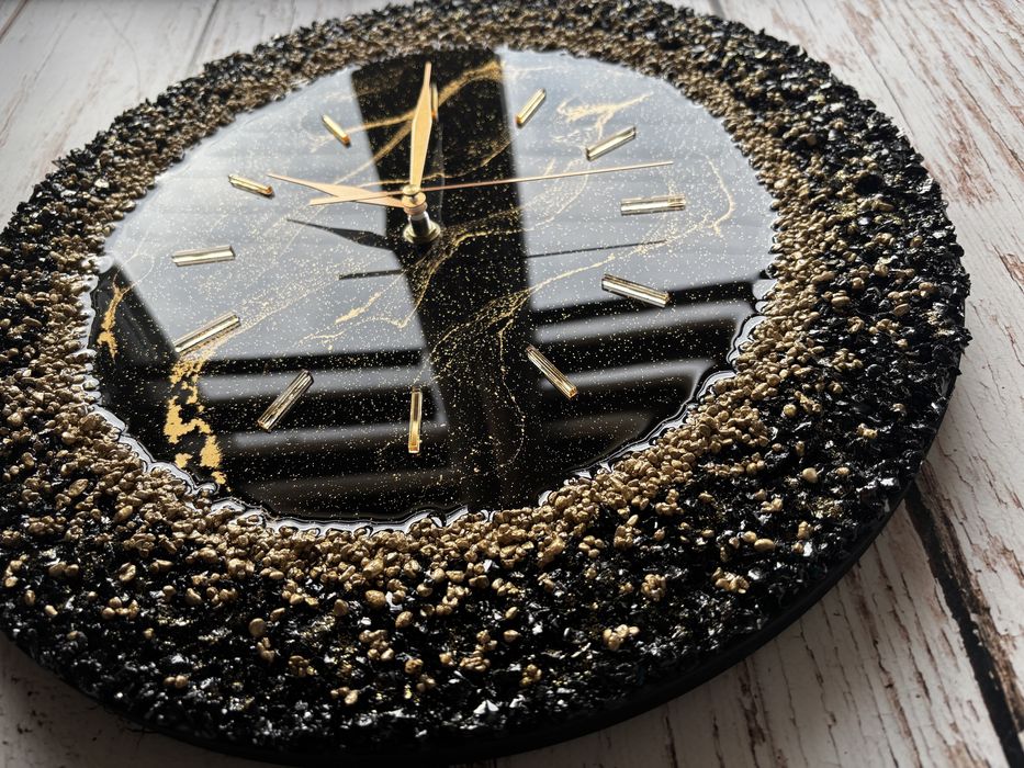 Zegar w stylu Glamour czerń i złoto żywica