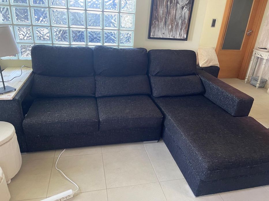 Sofá com chaise long e puff