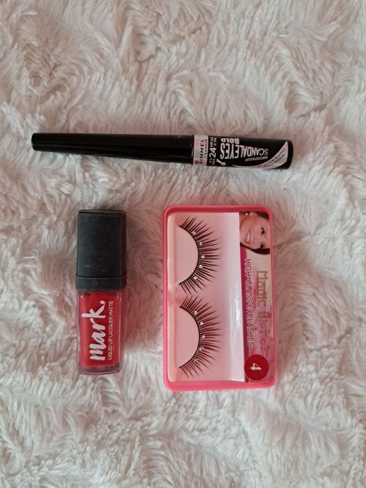 Zestaw kosmetyków czerwona pomadka w płynie+ eyliner+ sztuczne rzęsy