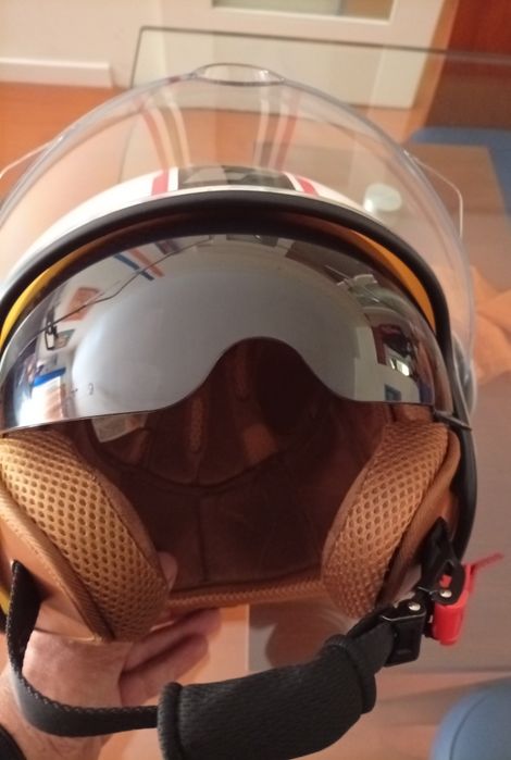 Capacete aberto com viseira e óculos