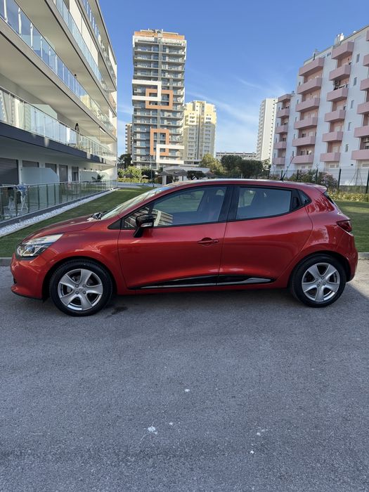 Clio Tce 0.9 Turbo• Red Interior Touch Pack • Hands Free • Ecran • Camera de Ré • Keyless Entry • Keyless Start • Poucos Km • IPO 7/27 • Revisado