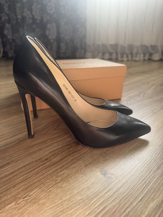 Чорні шкіряні туфлі Estro, 39 розмір, шпилька