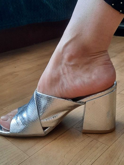 Eleganckie, stylowe,  klapki muly na grubym srebrnym obcasie Divided
