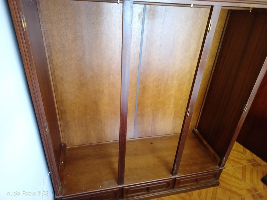 Roupeiro de třes portas e třes gavetas