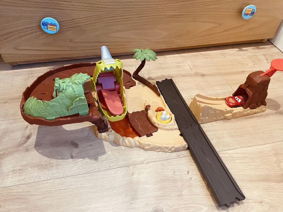Pista Dinossauro “atira o Faísca” + Faisca McQueen