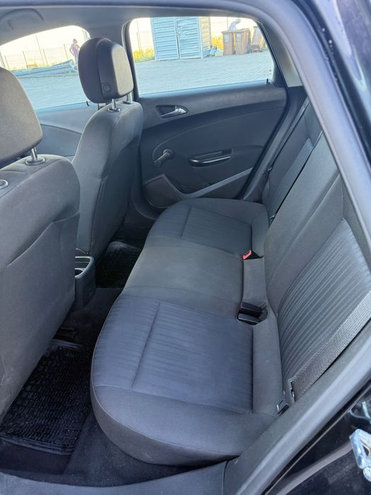 Opel Astra J 2011