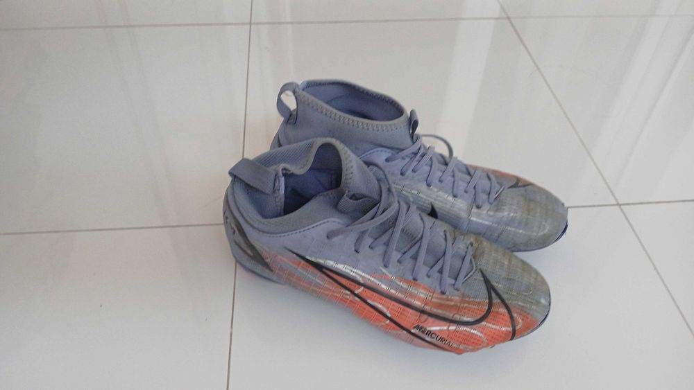 Tenis de futebol 35 e 36 menino, pouco uso