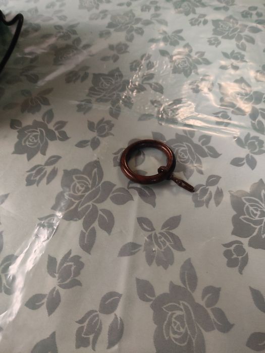 Vendo várias argolas para cortinados com os assessórios