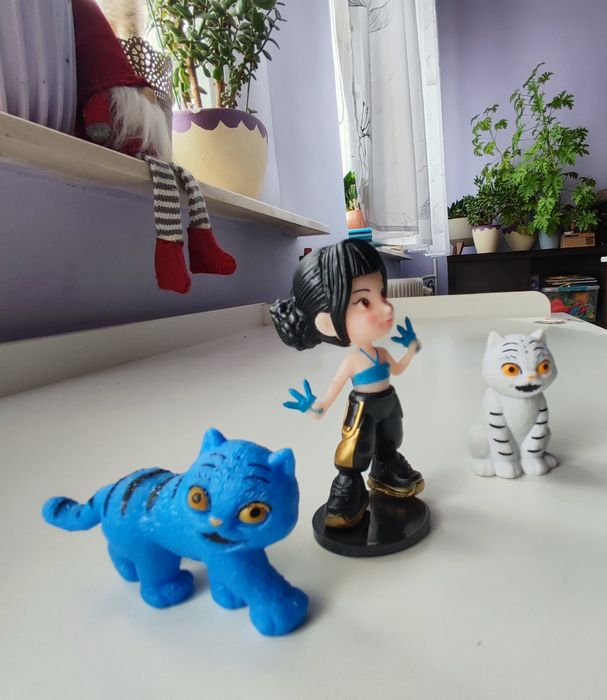 K-pop Demon Hunters - zestaw 3 figurek Zoey i tygrys Derpy.