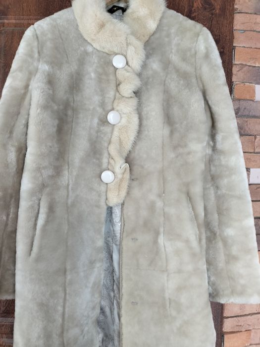 мутонова щубка з норковим коміромм