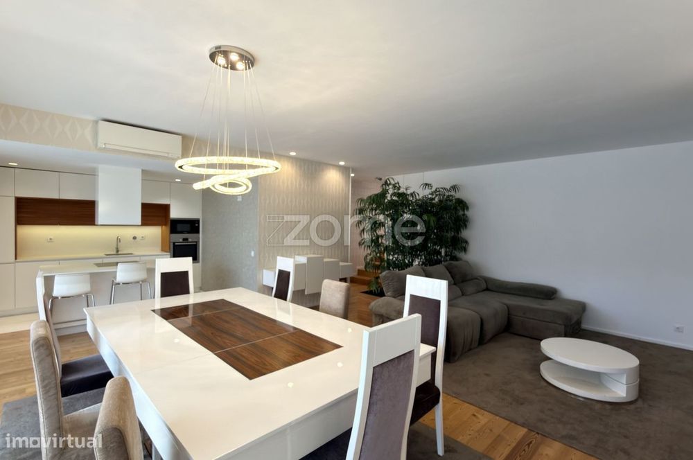 Apartamento T3 com lugar de garagem e varanda em S. Vitor.