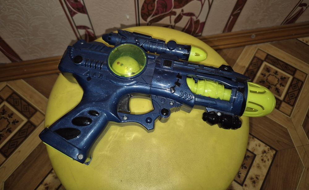 Іграшковий бластер, світло і звук