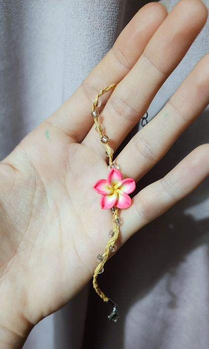 Bransoletka z różowym kwiatem plumeria NOWA