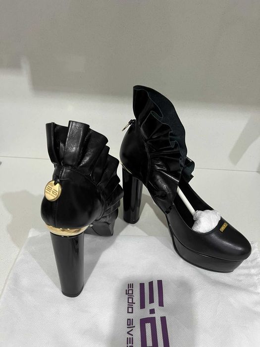 Sapatos de salto alto em pele pretos com folhos – como novos