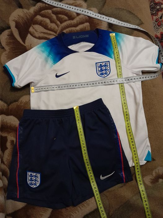 Продам  мальчиковые костюмы футбольные,104- 110 - 150,   бутсы, гетры,