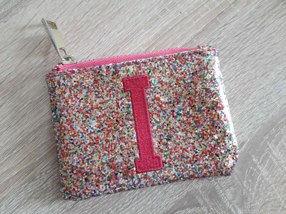 Portfel z brokatem gumowy z literą I - 11x8cm