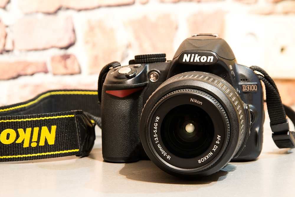 Дзеркальний фотоапарат Nikon D3100 з об’єктивом та сумкою