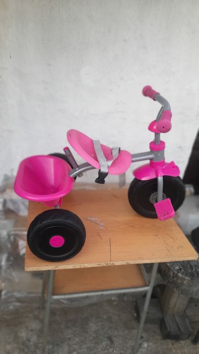 Triciclo para criança pequena