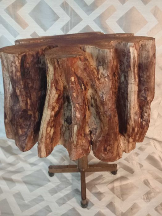 Mesa de apoio ou mesa lateral, rustica industrial, antiga, base latão