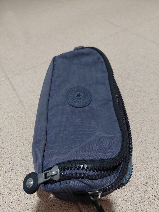 Vendo estojo azulado