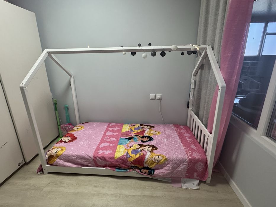Cama montessoriana + barras + quadro