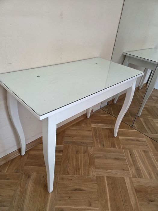 Stylowa biała toaletka / konsolka ze szklanym blatem.