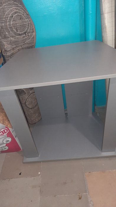 Продам тумбочку,посредине есть полочка из стекла.