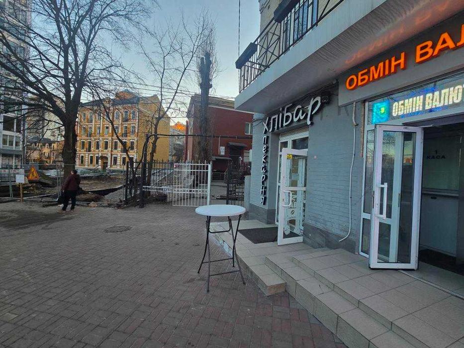 Дворец Спорта у входа — будет море народа!
