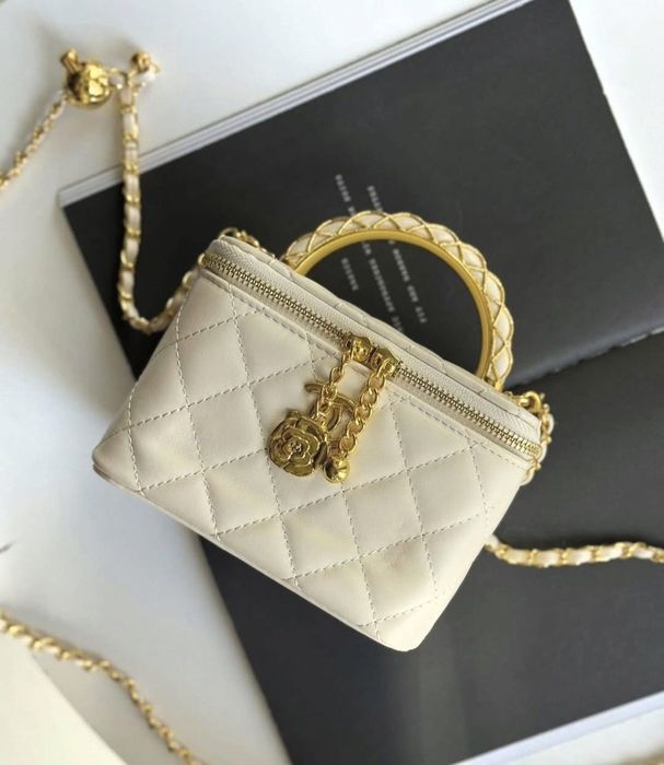 Невеличка Chanel в молочному кольорі)