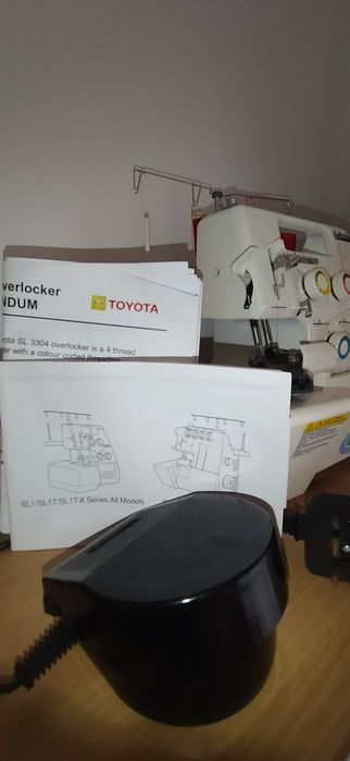 Máquina de costura corta e cose