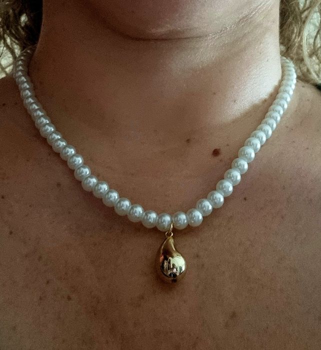 Colar de pérolas com acabamento e pingente em forma de gota, em aço.