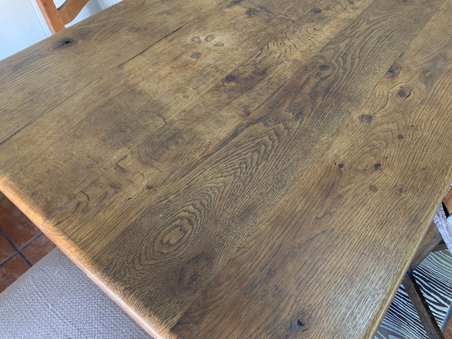 Mesa de carvalho com acabamento em ferro fundido