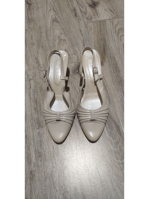 Skórzane czółenka vintage zapinane na paseczek z odkrytą piętą