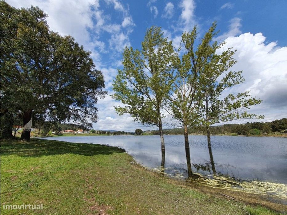 Moradia em Sernancelhe para investimento, com vistas sobre o campo