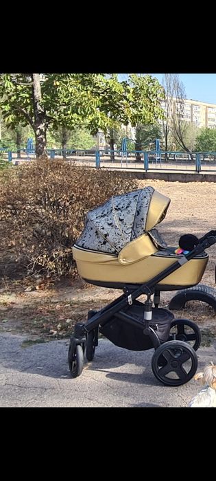 Коляска зима-лето в отличном состоянии. Колёса пена.