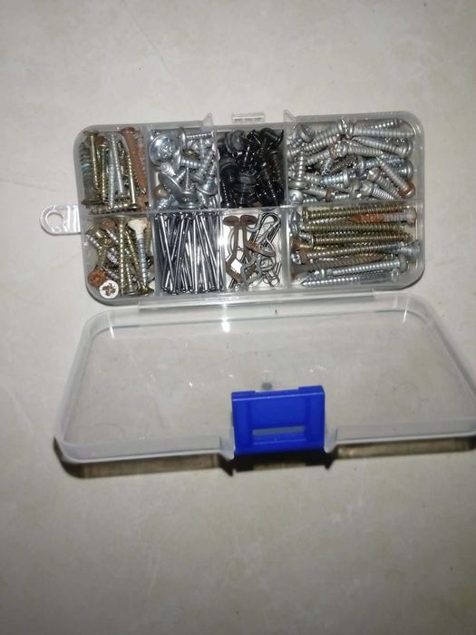 caixas de ferragens com peças