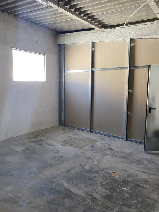 Armazém com cerca de 230 m2