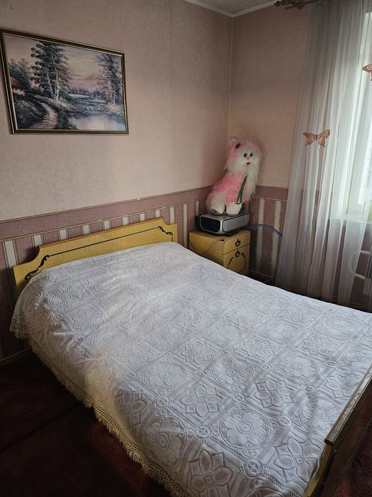 Продам у тихому місці 2-ох кімнатну квартиру мебльовану