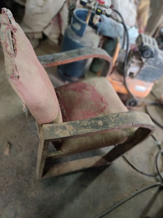 Cadeirão antigo em madeira