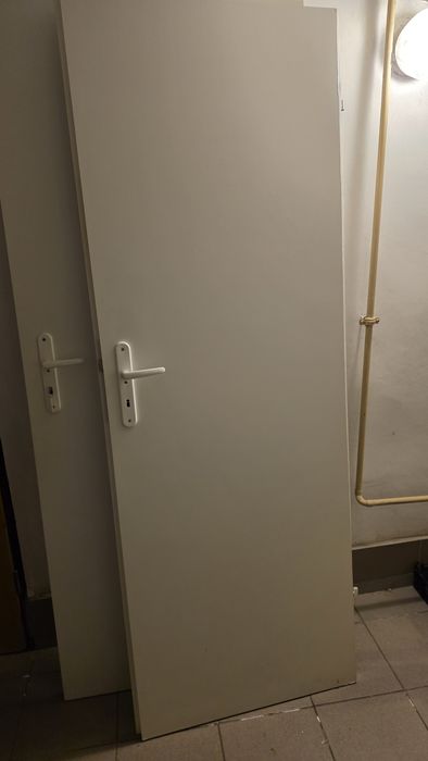 Drzwi lewe białe z klamką i zamkiem. 70cm
Stan bardzo dobry