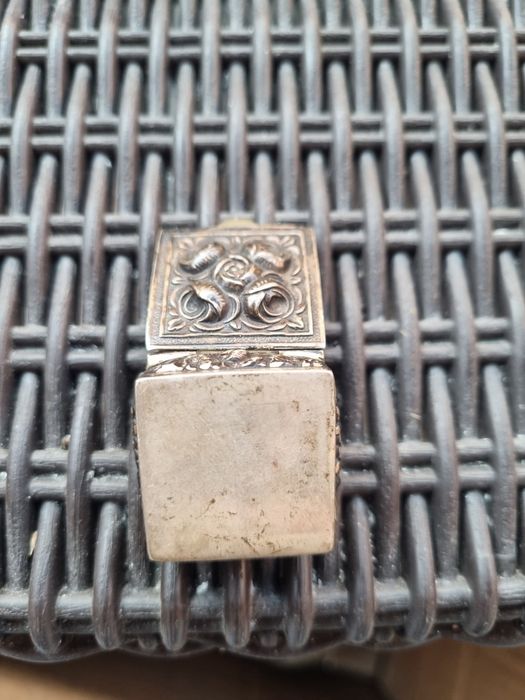 Vintage caixa de metal pastilhas