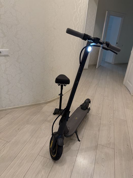 Электросамокат Ninebot KickScooter Max G30 (с сиденьем) / Segway