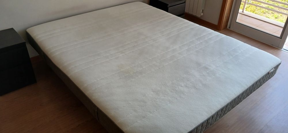 Estrado , cama colchão e  2 mesinhas de cabeceira pretas has de ca