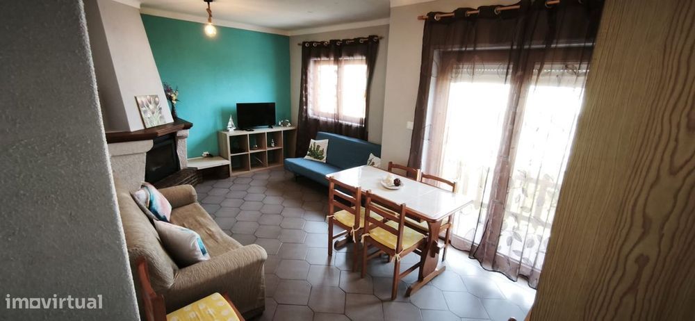 Venda de 2 apartamentos (c/ sótão e cave) - Vista Mar
