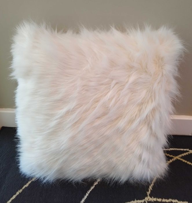 Almofada Decorativa de Pêlo Branco