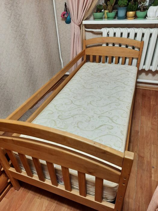Ліжко дерев'яне світле
